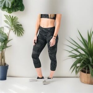 ZYIA Forest Camo Luxe Hi-rise Capri 20" Size 8/10 NWT